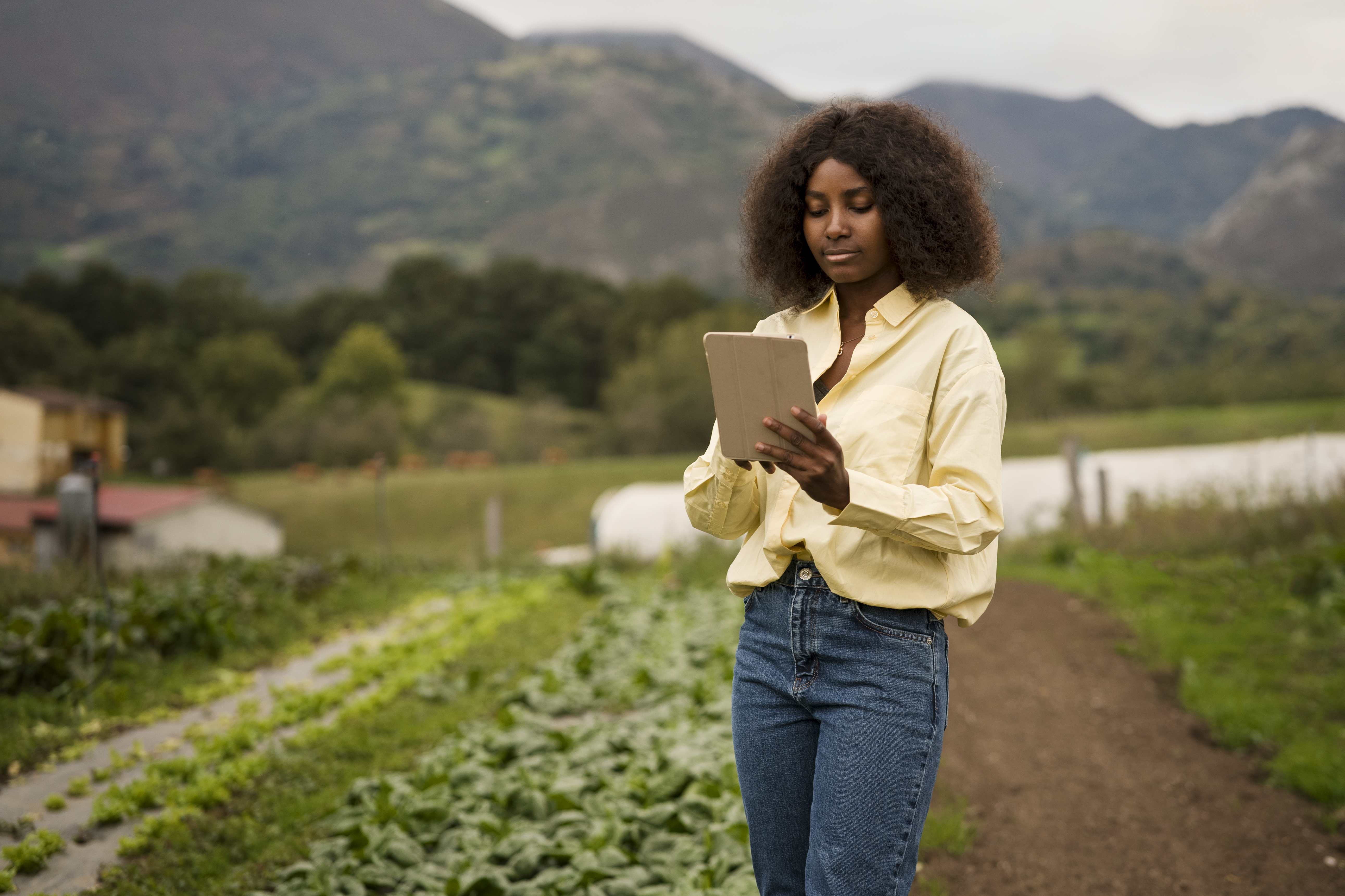 medium-shot-woman-holding-tablet