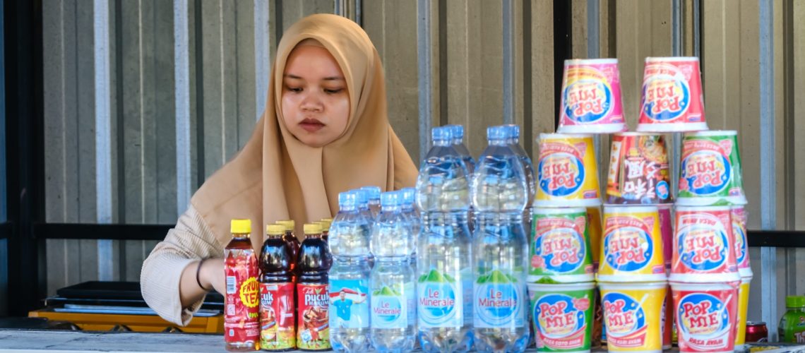 Barru,,Indonesia,-,April,12,,2025:,A,Woman,Is,Selling